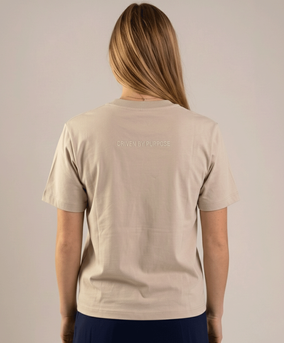 WOMEN'S COURT CLASSICS OG TEE - SAND
