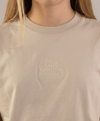 WOMEN'S COURT CLASSICS OG TEE - SAND