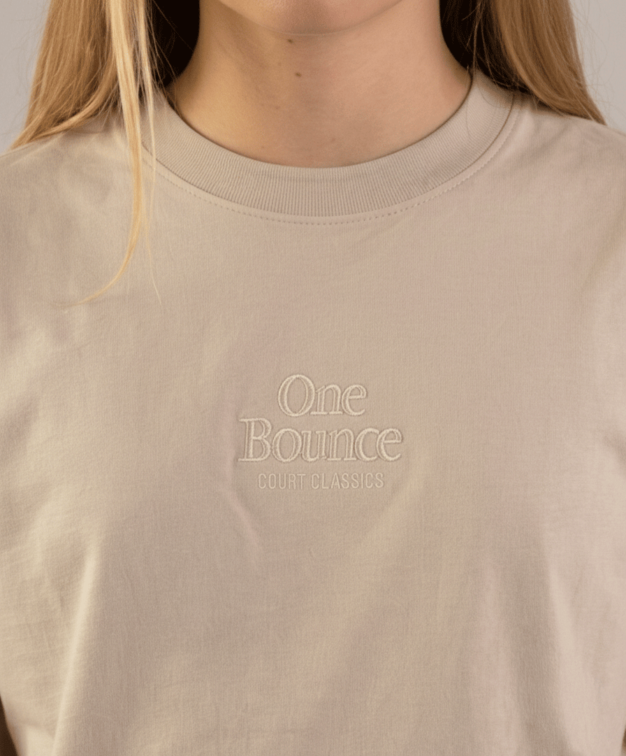 WOMEN'S COURT CLASSICS OG TEE - SAND