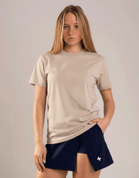 WOMEN'S COURT CLASSICS OG TEE - SAND