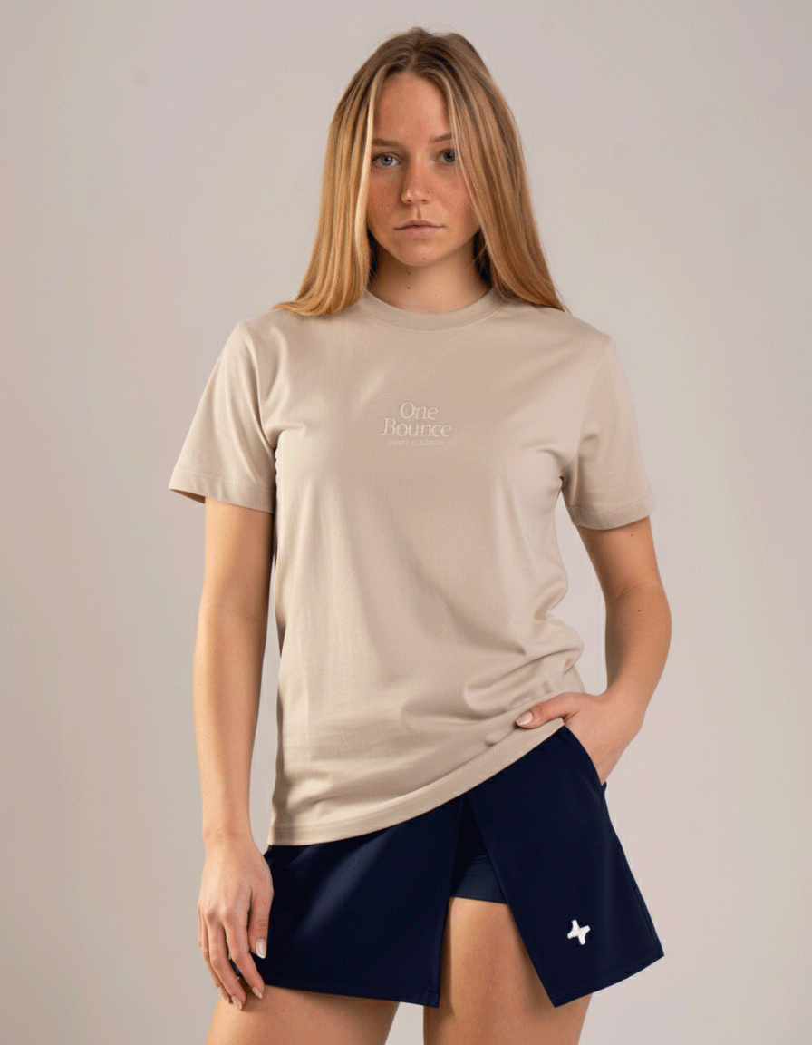 WOMEN'S COURT CLASSICS OG TEE - SAND